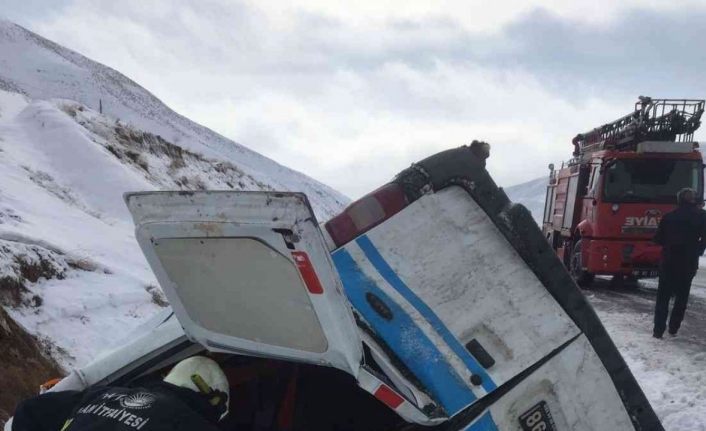 Hasta taşıyan ambulans yan yattı: 5 yaralı