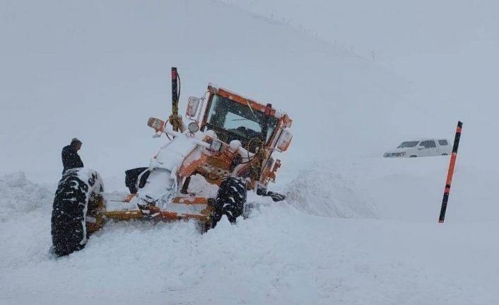 Kar temizliği yapan iş makinesinin üzerine çığ düştü