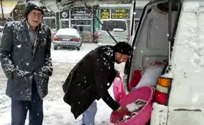 Kar yağışı altında ekmek mücadelesi