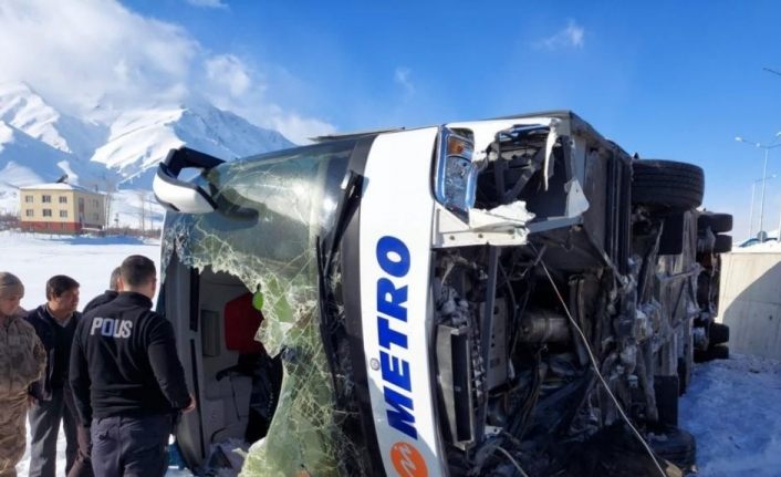 Kontrolden çıkan yolcu otobüsü devrildi: 9 yaralı