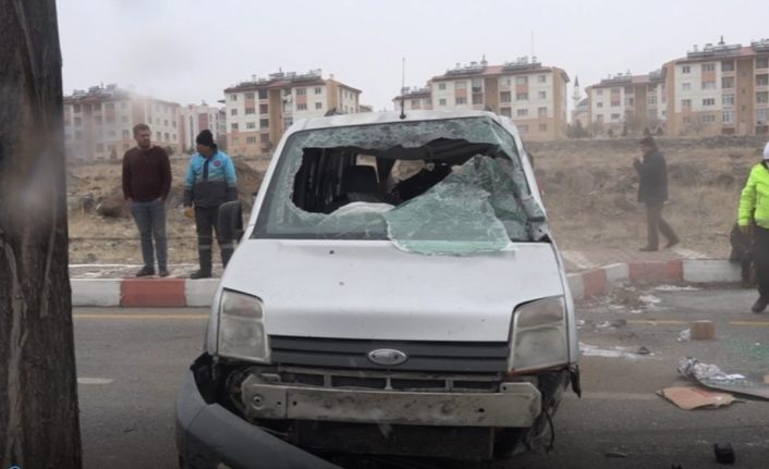 Köpeklere çarpmamak için manevra yaptı, kamyonet yan yattı: 6 yaralı