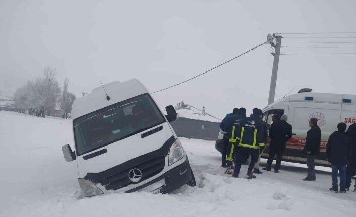 Minibüs kontrolden çıktı: 1 yaralı