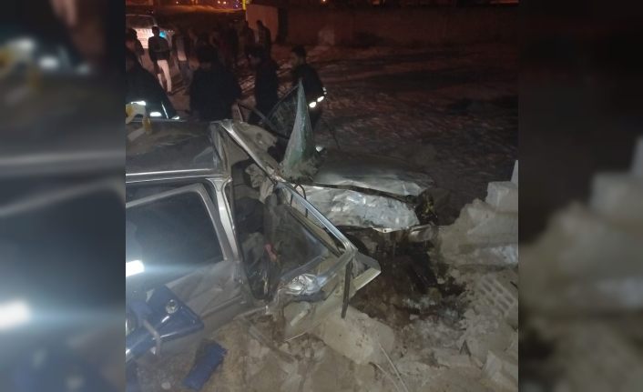 Otomobil duvara çarptı: 2 ölü