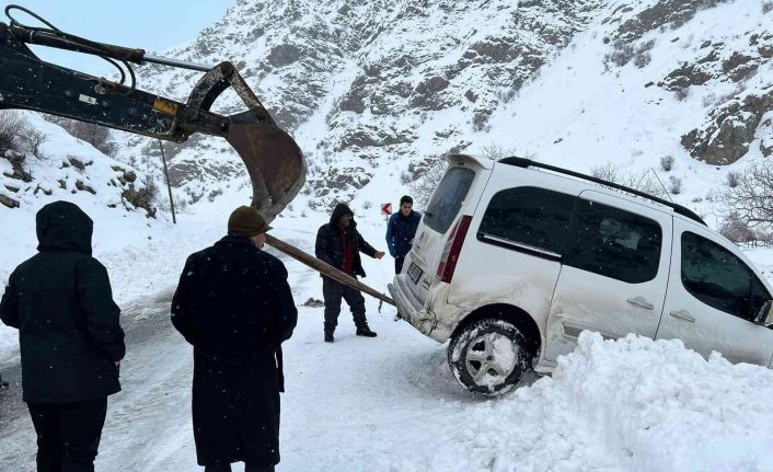 Şarampole uçan araç belediye ekipleri tarafından çıkarıldı