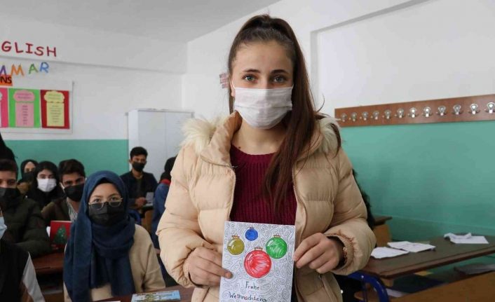 Teknolojiye inat mektupla sınırları aştılar