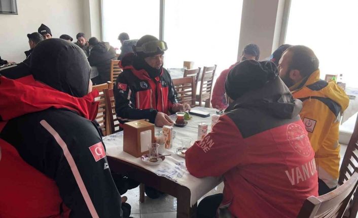 Tipide mahsur kalan 23 öğrenci kurtarıldı