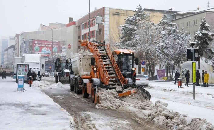 Van Büyükşehir Belediyesi 24 saat içerisinde 9 bin ton karı şehir dışına taşıdı
