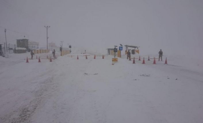 Van-Çatak karayolu trafiğe kapatıldı
