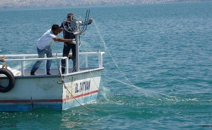 Van Gölü’nde faaliyet gösteren kayıtlı balıkçı teknelerine destek