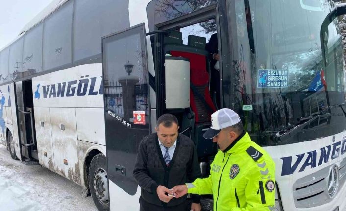 Van polisinden sürücü ve yolculara bilgilendirme