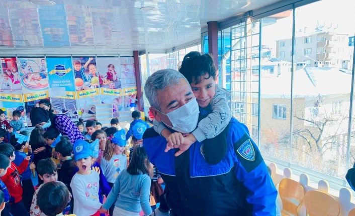 Van polisinin öğrencilere yönelik bilgilendirme çalışmaları devam ediyor