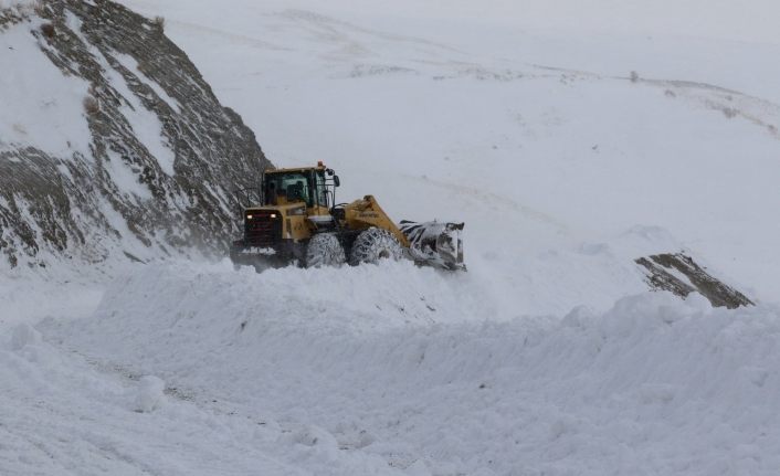 Van’da 52 yerleşim yerinin yolu ulaşıma kapandı