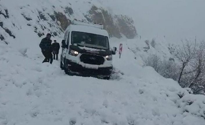 Van’da 930 yerleşim yerinin yolu ulaşıma kapandı