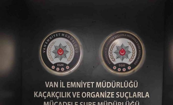 Van’da kaçak içki, puro ve cinsel içerikli ürün ele geçirildi