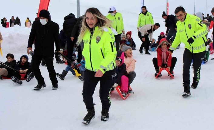 Van’da ‘Kızakla Kayma Festivali’ renkli görüntülere sahne oldu