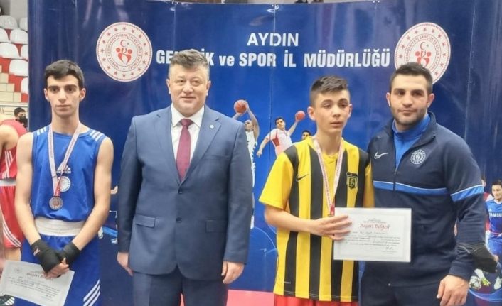 Vanlı boksörler madalyalarla döndü