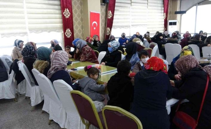 Vanlı kadınlar dost sohbetleri çerçevesinde bir araya geliyor