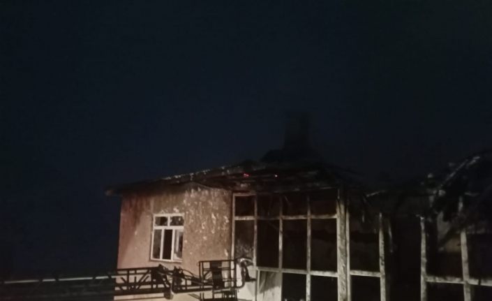 Yangına giden itfaiye aracı kardan dolayı yolda mahsur kaldı