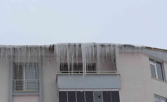 Çatılarda oluşan buz sarkıtları 3 metreyi buldu
