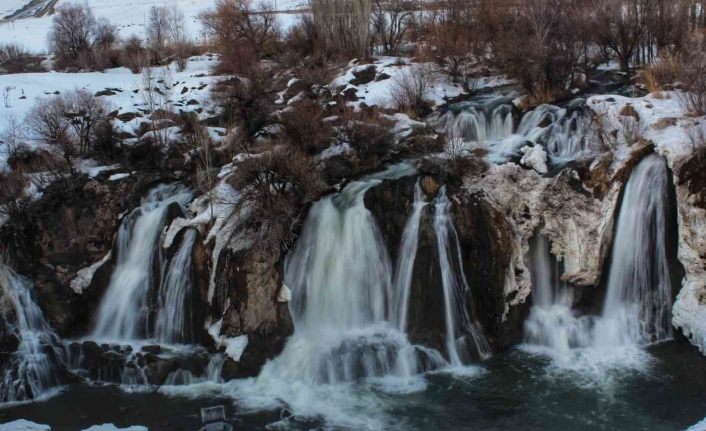 Donan Muradiye Şelalesi çözülmeye başladı