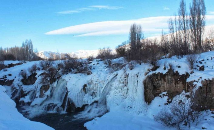 Donan şelalenin eşsiz güzelliği büyülüyor