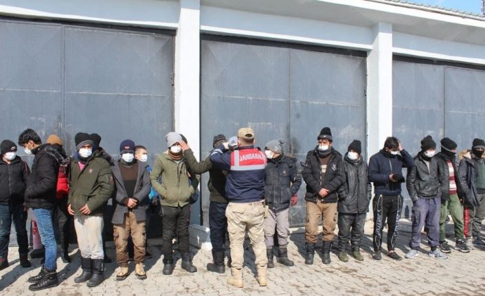 ‘Dur’ ihtarına uymayan iki minibüste 107 düzensiz göçmen yakalandı