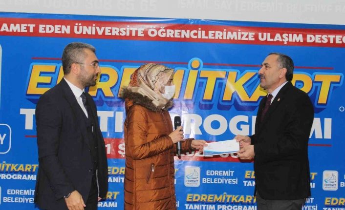Edremit Belediyesinden öğrencilere ücretsiz ulaşım kartı