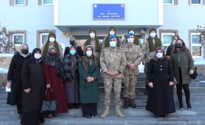 Ercişli kadınlar askerler için atkı ve bere ördü