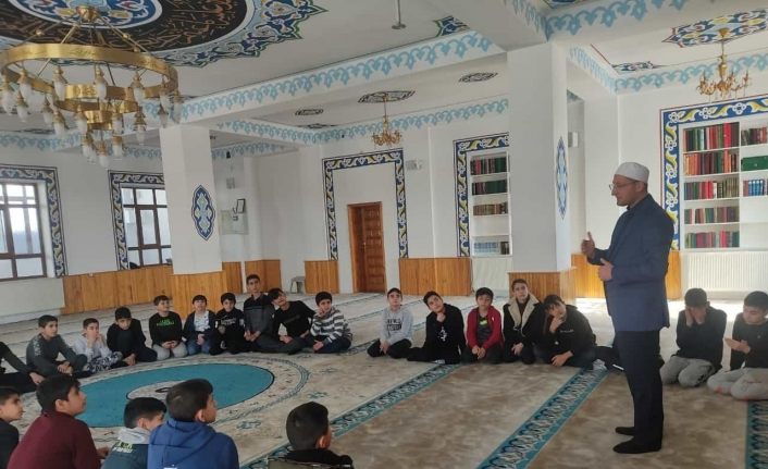 Erciş’te “Gençliğe Değer Ara Dönem Kampı” başladı