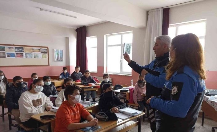 ‘Genel Güvenlik Kuralları ve Polislik Mesleği’ hakkında öğrenciler bilgilendirildi