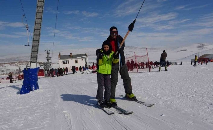 Gevaş Belediyesi binlerce öğrenciyi kayakla buluşturdu