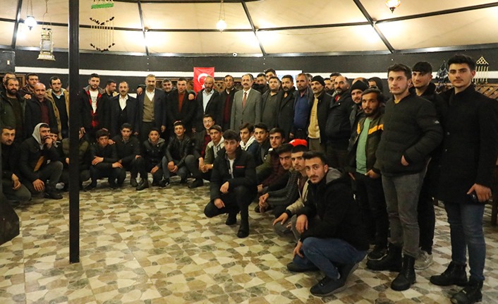 Gürpınar Belediye Başkanı Hayrullah Tanış, gençlerle bir araya gelmeye devam ediyor