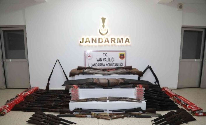 İran sınırında atların sırtında 215 adet av tüfeği ele geçirdi