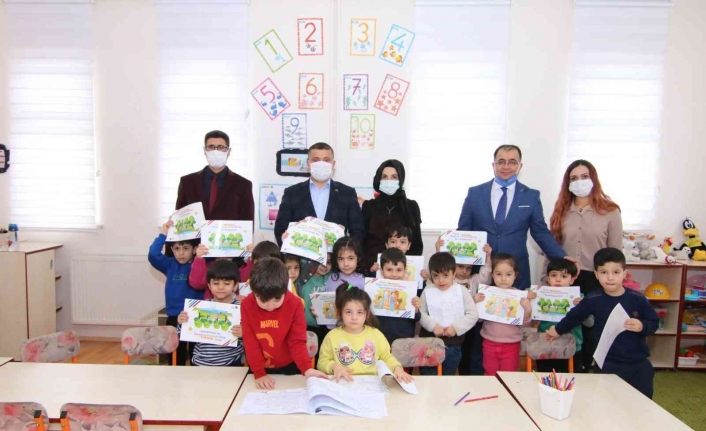 Kaymakam Mehmetbeyoğlu’ndan öğrencilere boyama kitabı