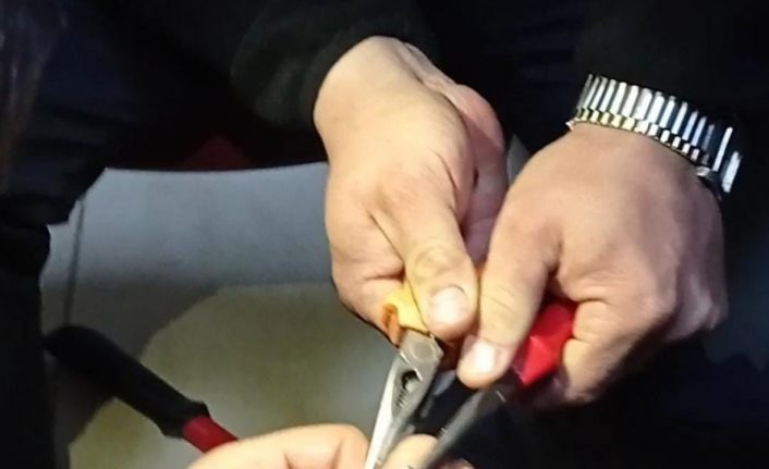 Öğrencinin parmağına sıkışan yüzüğü itfaiyeciler keserek çıkardı