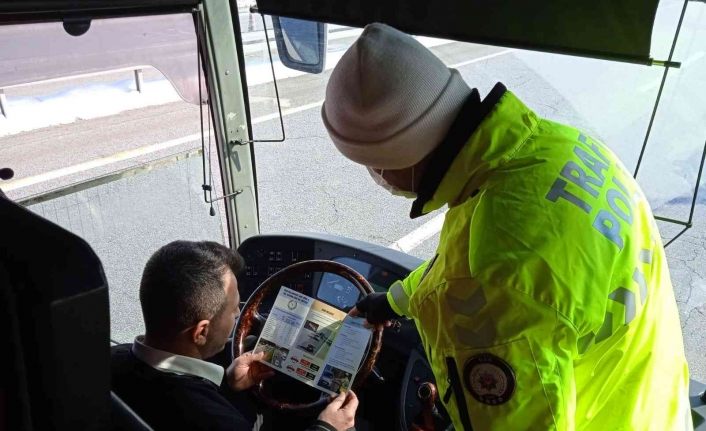 Polisten sürücü ve yolculara bilgilendirme
