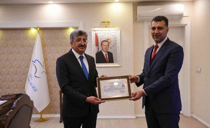 Vali Bilmez’den Kaymakam Savar’a başarı belgesi