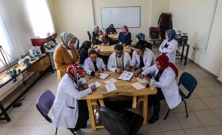 Van Büyükşehir Belediyesinden kadınlara savatlı gümüş işlemeciliği kursu