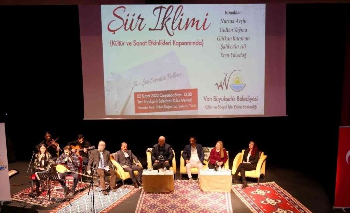 Van Büyükşehir Belediyesinin şiir dinletisine yoğun ilgi