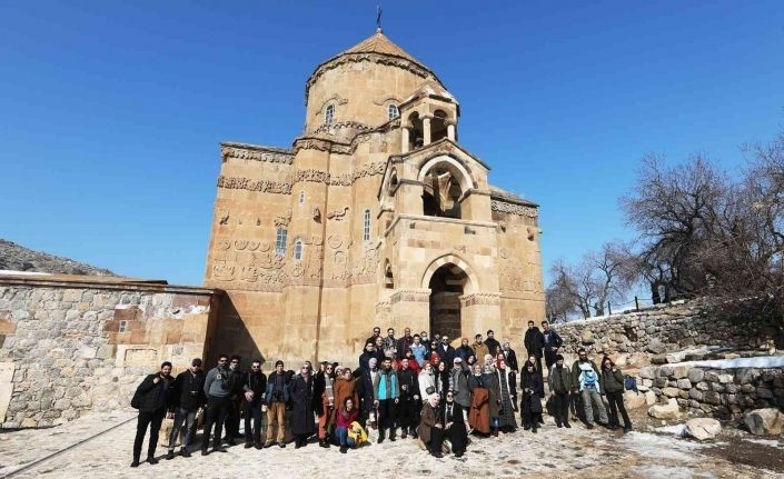Van'da güzel havayı fırsat bilen vatandaşlardan yürüyüş ve fotoğraf etkinliğine yoğun ilgi