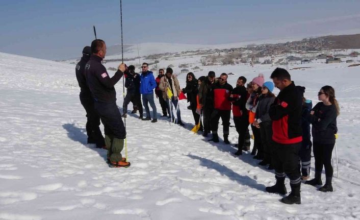 Van’da afet gönüllüleri çığ eğitimi aldı