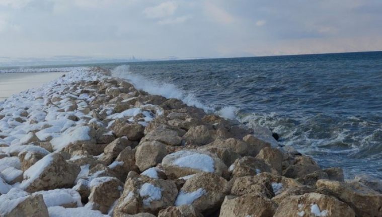 Van’da fırtına Van Gölü’nü coşturdu