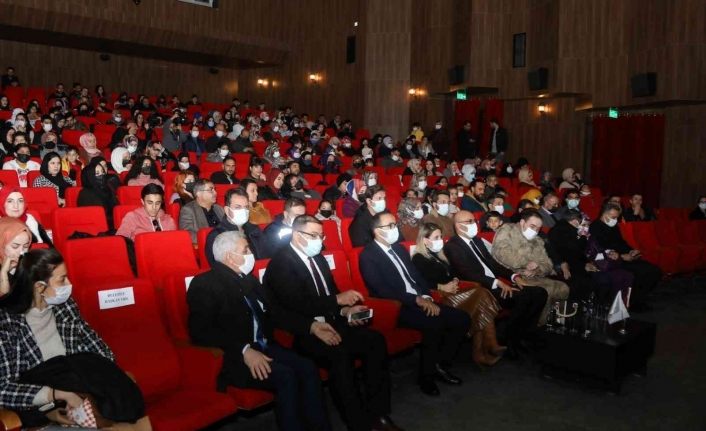 Van’da ‘Kamyon’ adlı tiyatro oyununa yoğun ilgi