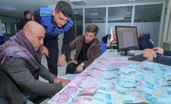 Yerde bulduğu 11 bin 900 TL’yi sahibine ulaştırdı