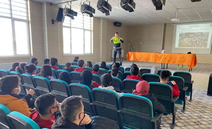 YKS’ye hazırlanan öğrencilere seminer