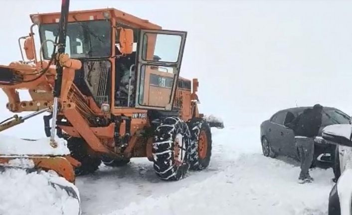 Bahçesaray-Hizan karayolunda ulaşım güçlükle sağlanıyor