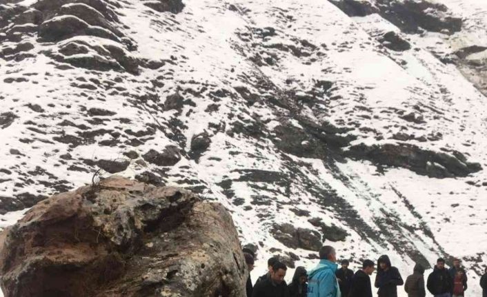 Dev kaya parçalarının düştüğü yol kapandı
