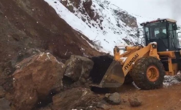 Dev kayaların 2 gündür aynı bölgeye düşmesi sonucu mahalle sakinlerini korkuttu