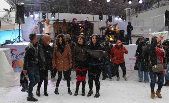 Karlı havada festival coşkusu