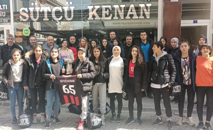 Şen Gençler Kadın Futbol Takımına motivasyon kahvaltısı